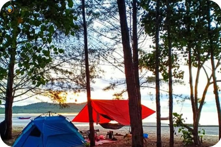 7+ Tempat Camping di Kuching Yang Wajib Korang Cuba! 3 Imej Pantai Teluk Serabang