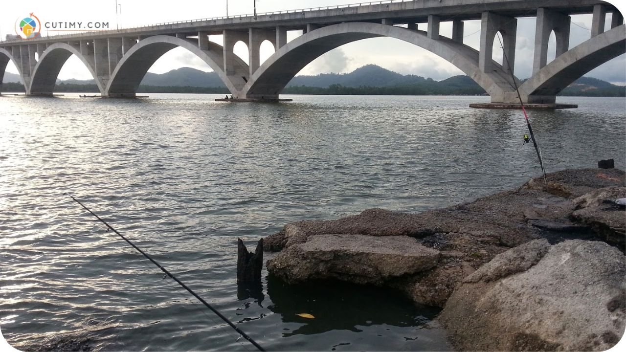 10 Tempat Memancing di Perak Yang Wajib Korang Cuba! 1 Imej Tempat Memancing di Perak Jambatan Raja Bainun