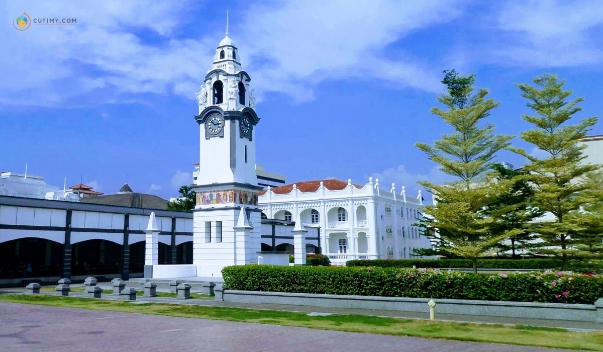 17 Tempat Bersejarah di Perak Yang Korang Wajib Lawat 4 imej Birch Memorial Clock Tower