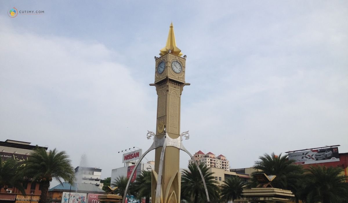 15+ Tempat Bersejarah di Kelantan Yang Wajib Lawat 9 imej Clock Tower Roundabout