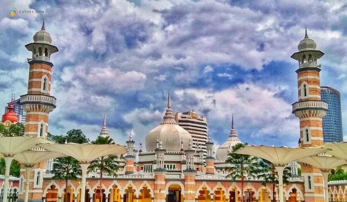 13 Tempat Bersejarah di Kuala Lumpur 6 imej Masjid Jamek Square
