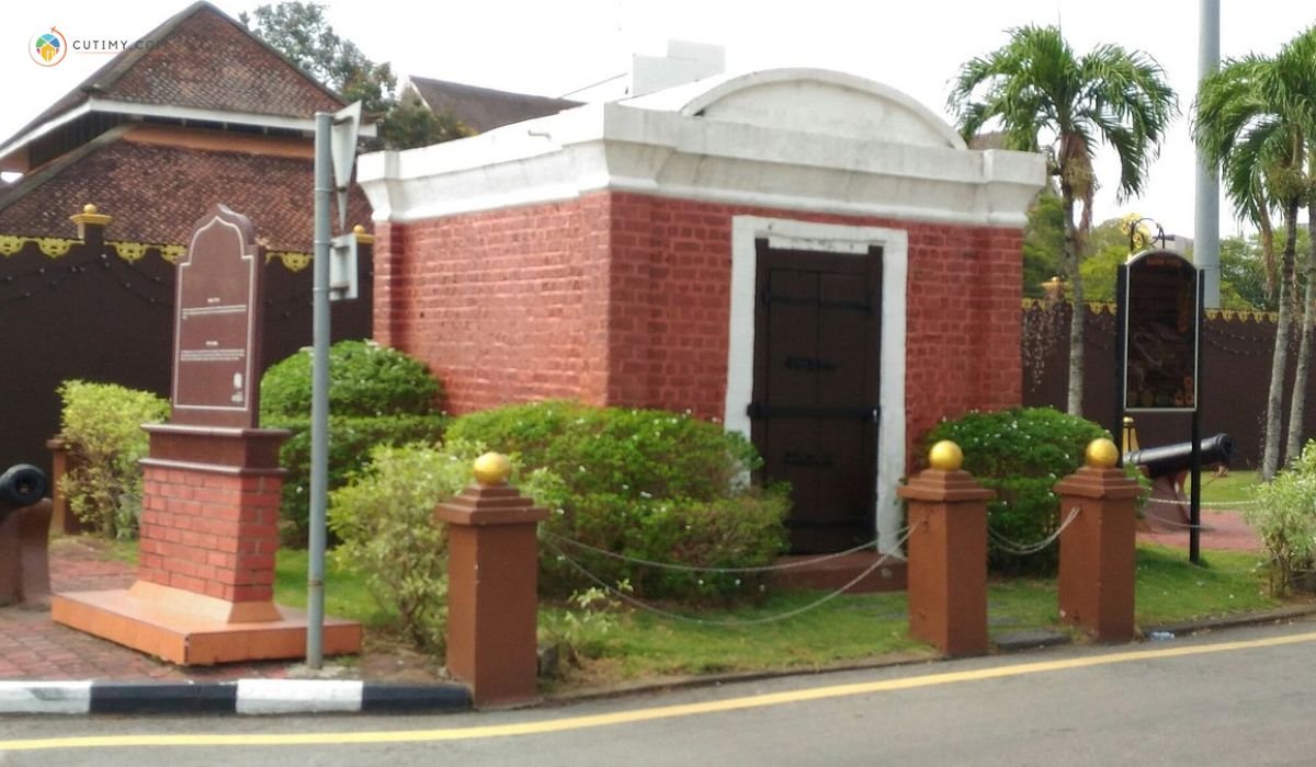 15+ Tempat Bersejarah di Kelantan Yang Wajib Lawat 6 imej Pitis Bank,