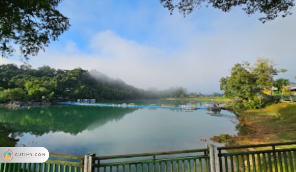 11 Tempat Menarik di Bau Paling Menakjubkan 5 Imej Tasik Biru Bau (Tasik Biru Bau)